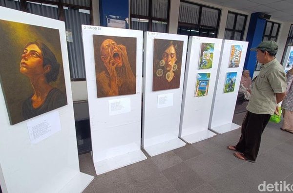 Lulus Cumlaude, Mahasiswi Difabel Purwokerto Rayakan Lewat Pameran Lukisan