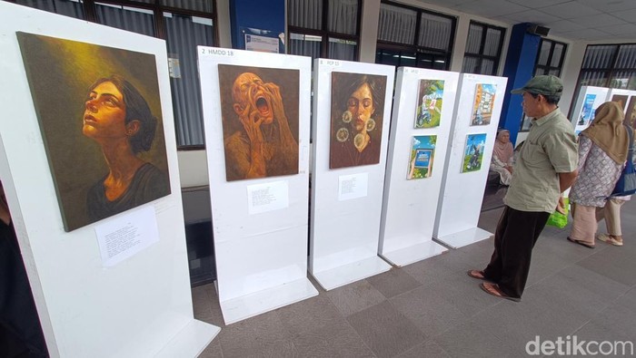 Lulus Cumlaude, Mahasiswi Difabel Purwokerto Rayakan Lewat Pameran Lukisan